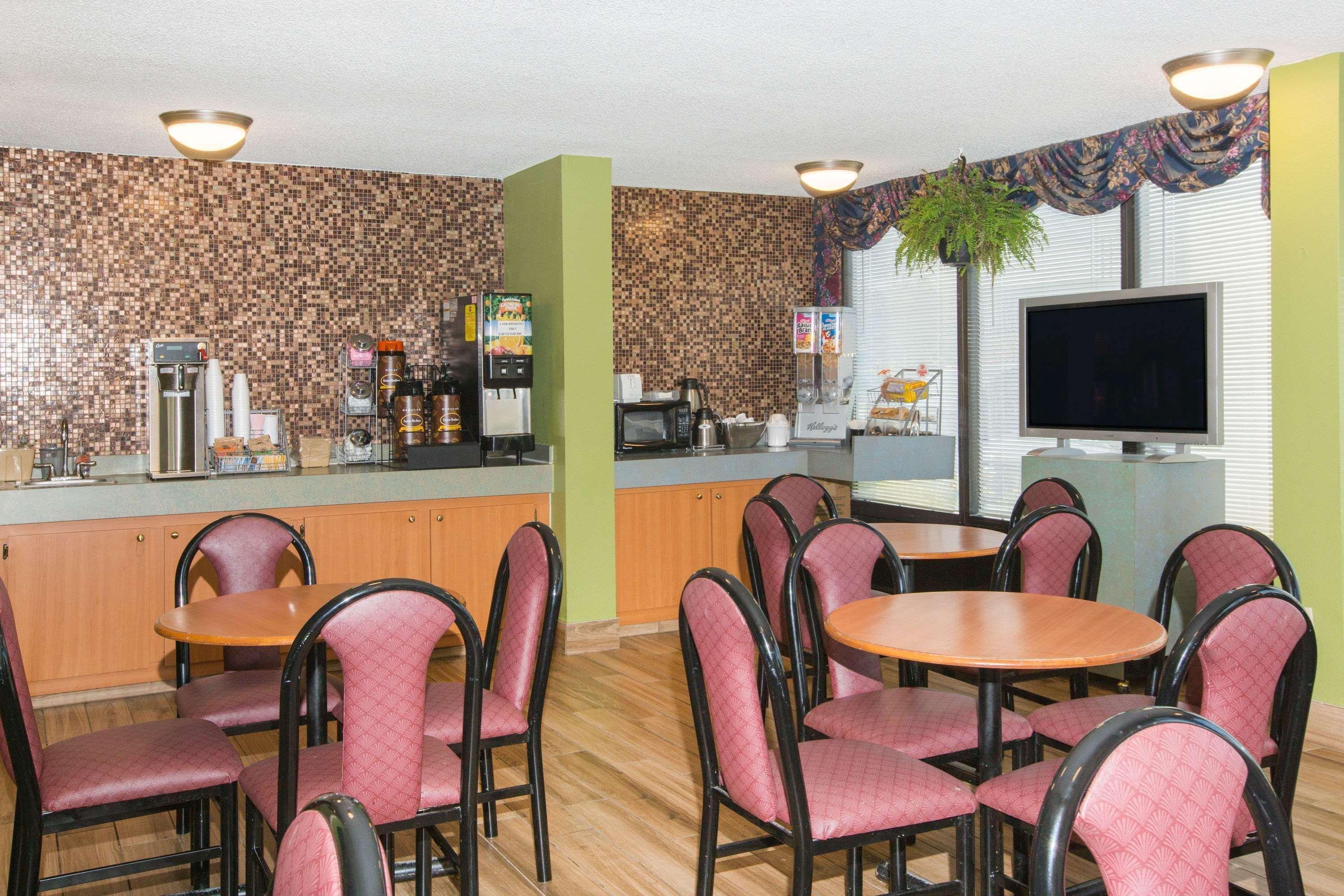 Super 8 By Wyndham Myrtle Beach/Market Common Area Luaran gambar
