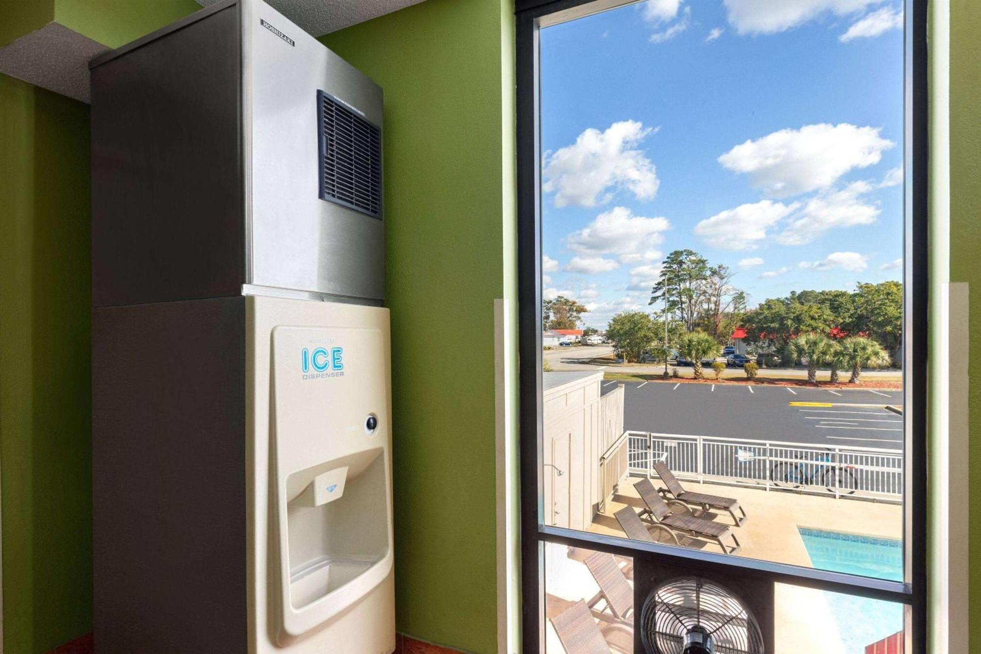 Super 8 By Wyndham Myrtle Beach/Market Common Area Luaran gambar