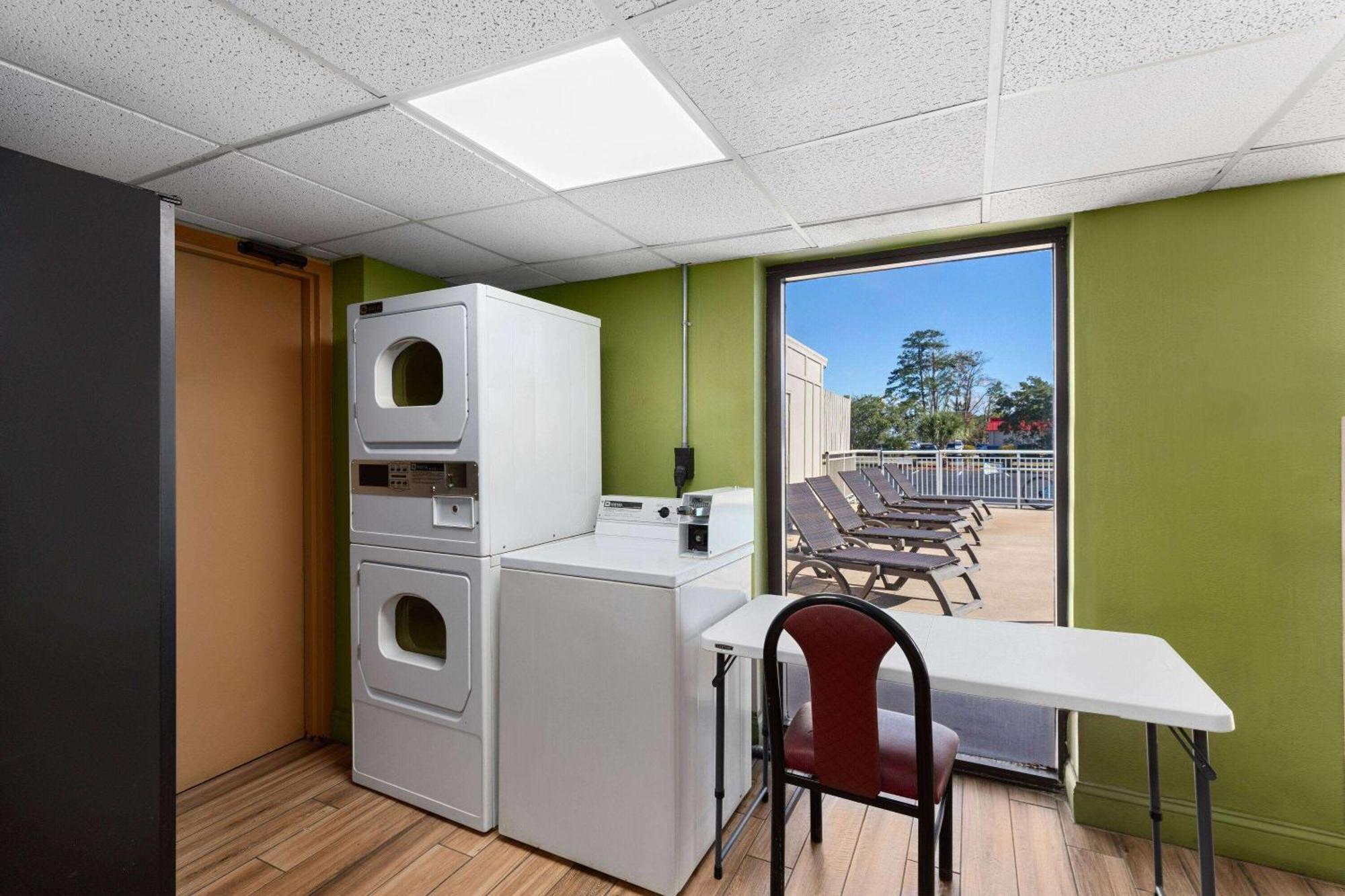 Super 8 By Wyndham Myrtle Beach/Market Common Area Luaran gambar