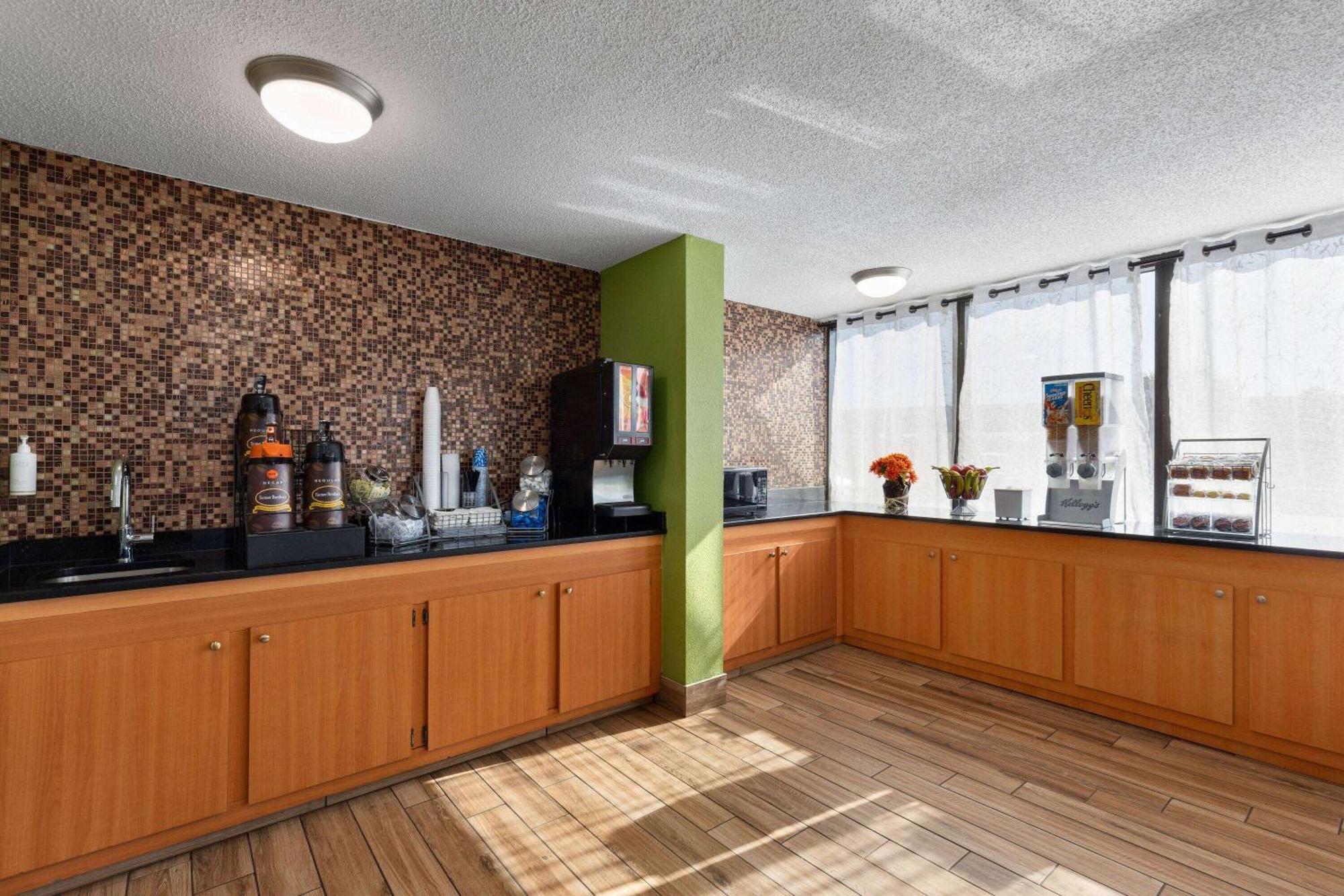 Super 8 By Wyndham Myrtle Beach/Market Common Area Luaran gambar