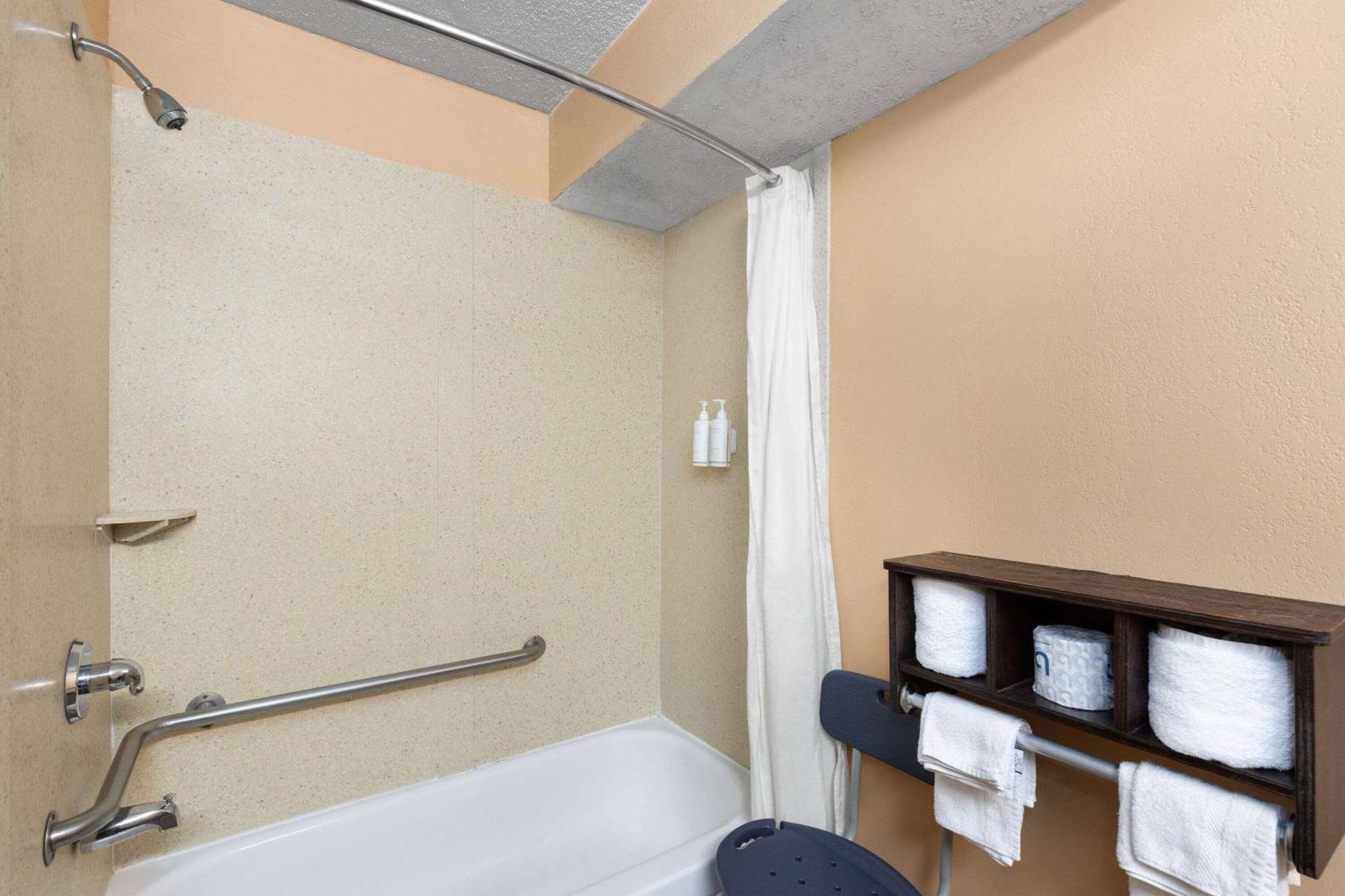 Super 8 By Wyndham Myrtle Beach/Market Common Area Luaran gambar